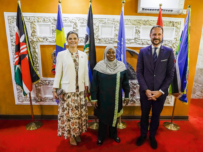 Kwale County Governor Fatuma Achani welcomes Crown Princess Victoria and Crown Prince Haakon to Kwale County. Photo: Lise Åserud / NTB 